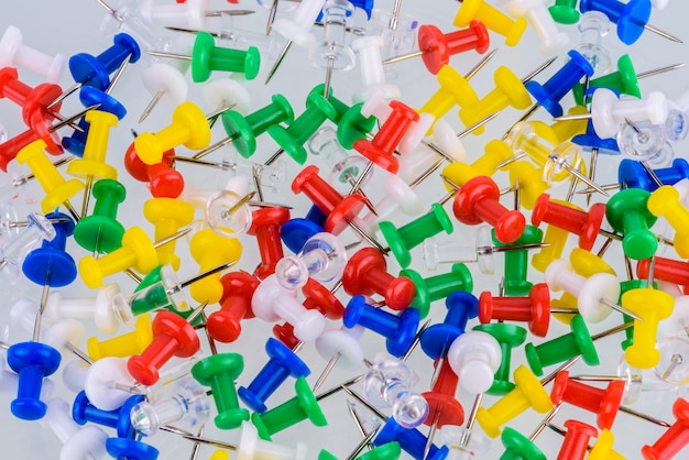 Groep push pins in verschillende kleuren