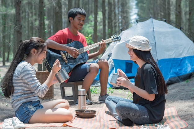 Groep Reis om te picknicken en geniet van gitaar in de natuur