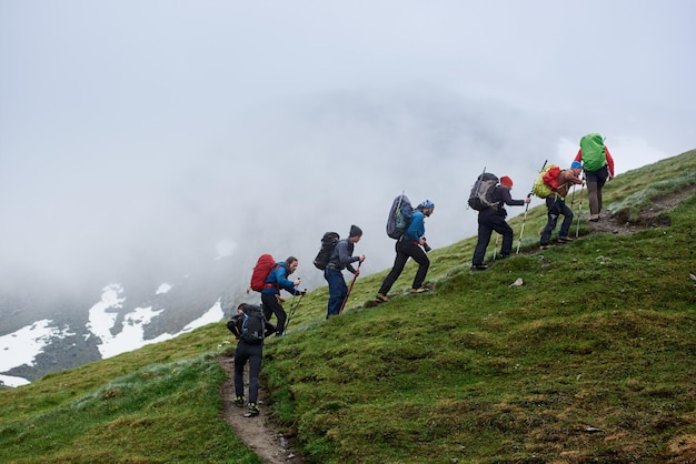 Foto groep reizigers die de berg beklimmen