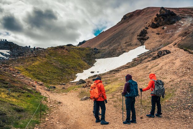 Groep reizigers die in de zomer in de vulkanische berg tussen de IJslandse Hooglanden wandelen in Landmannalaugar