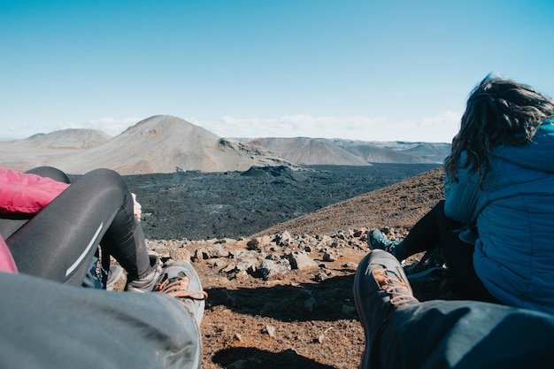 Groep reizigers voor de actieve vulkaan Fagradalsfjall in IJsland Reizigers en wandelaars houden van IJsland Bezoek IJsland en hun natuurlijke paradijsconcept Reis- en roadtripstijl