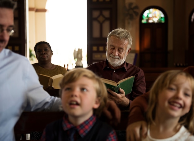 Foto groep religieuze mensen in een kerk