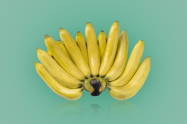 Groep rijpe bananen geïsoleerd op groene kleuren background