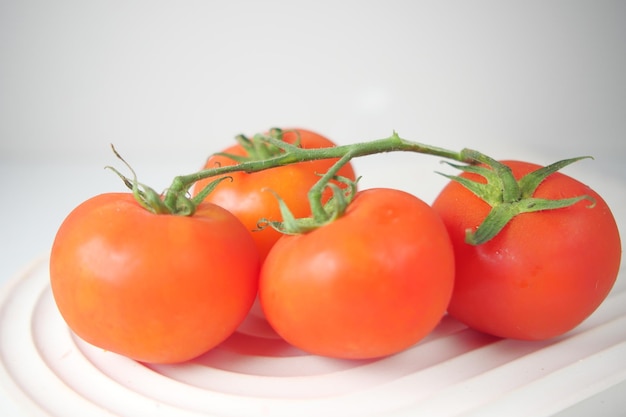 Groep rijpe rode tomaten op tafel