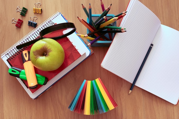 Groep schoolbenodigdheden en boeken over een bureau student accessoires leraar dag kopieer ruimte voor tekst terug naar school concept