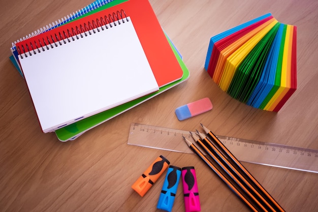 Groep schoolbenodigdheden en boeken over een bureau studentenaccessoires kopiëren ruimte voor tekst terug naar schoolconcept