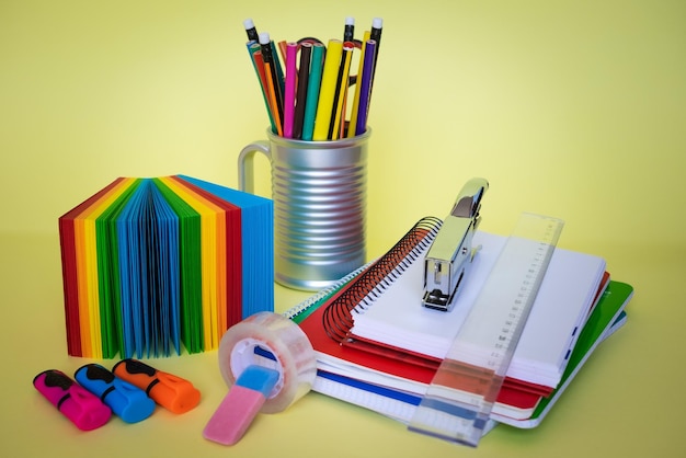 Groep schoolbenodigdheden en boeken over een bureau studentenaccessoires kopiëren ruimte voor tekst terug naar schoolconcept