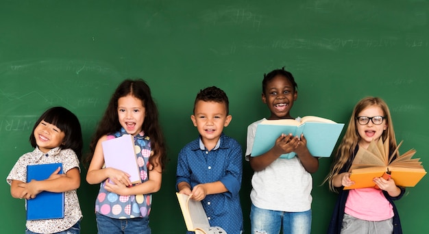 Foto groep schoolkinderen die voor onderwijs lezen