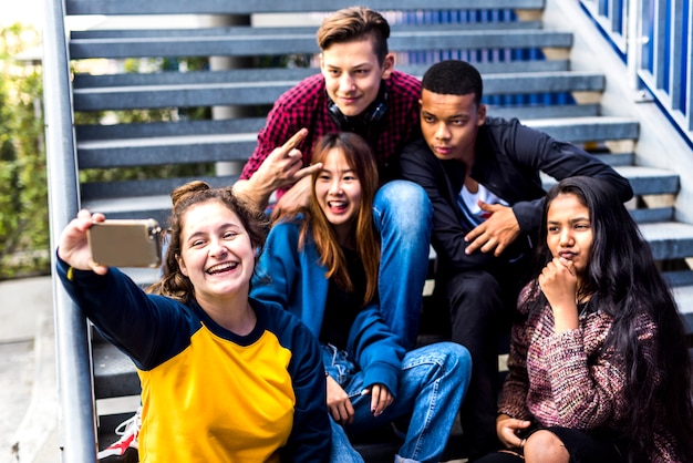 Groep schoolvrienden die pret hebben en een selfie nemen