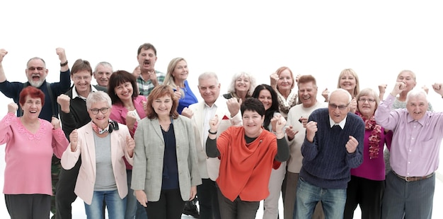 Foto groep senioren die hun handen opsteken om een overwinning te vieren