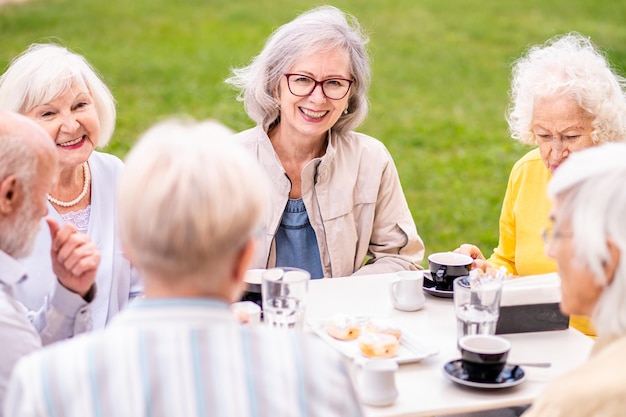 Groep senioren die zich hechten aan de barcafetaria