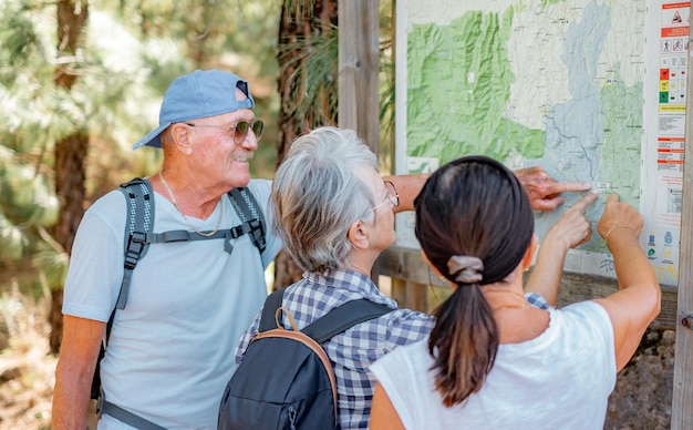 Foto groep senioren in bergwandeling kijken naar de kaart om de juiste richting te volgen avontuur is tijdloos glimlachend gepensioneerd genietend van de natuur en een gezonde levensstijl