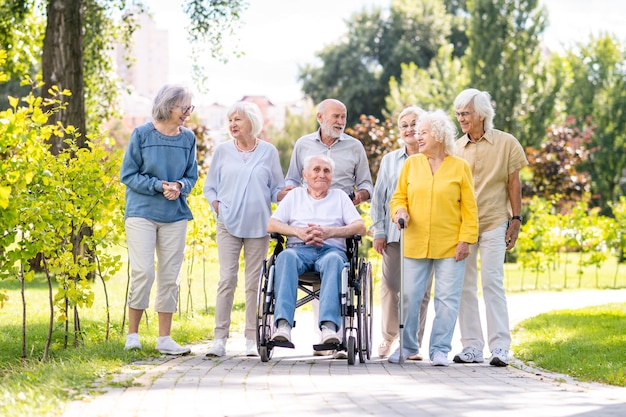 Groep senioren mensen die zich hechten aan het park