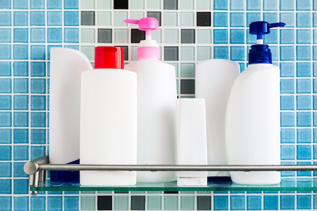 Foto groep shampooflessen in een badkamers