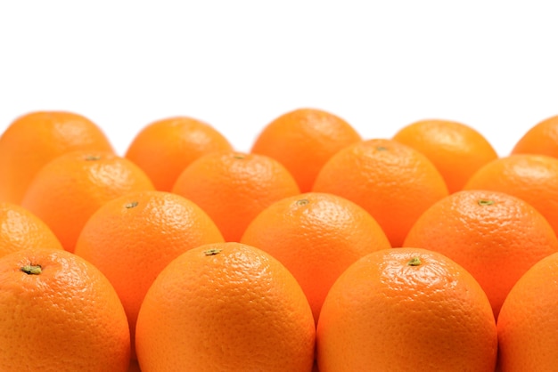 Groep sinaasappelen in een rij geïsoleerd op een witte achtergrond, ruimte voor tekst of ontwerp.