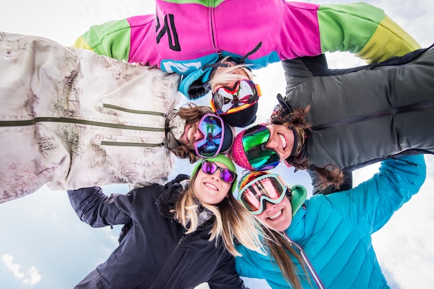 Groep snowboarders op wintervakantie