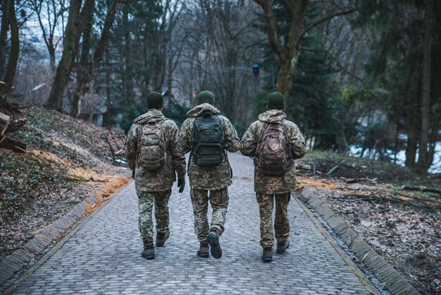 Groep soldaten die door stadsparkconcept lopen