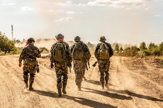 Groep soldaten op Outdoor op legeroefeningen. oorlog, leger, technologie en mensenconcept