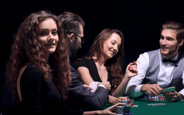 Groep spelers aan de speeltafel in het nachtleven van het casino