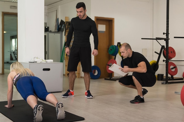 Groep sportieve mensen die trainen in een sportschool multi-etnische groep atleten die fitness doen