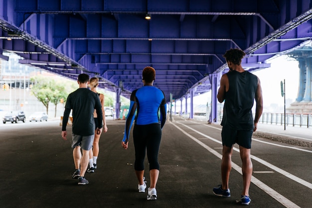 Groep stedelijke lopers die op straat in de stad van New York lopen, conceptuele reeksen over sport en fitness