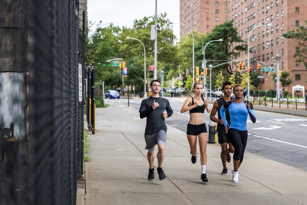 Groep stedelijke lopers die op straat in de stad van New York lopen, conceptuele reeksen over sport en fitness