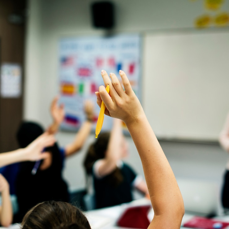 Foto groep student leren opgeheven armen