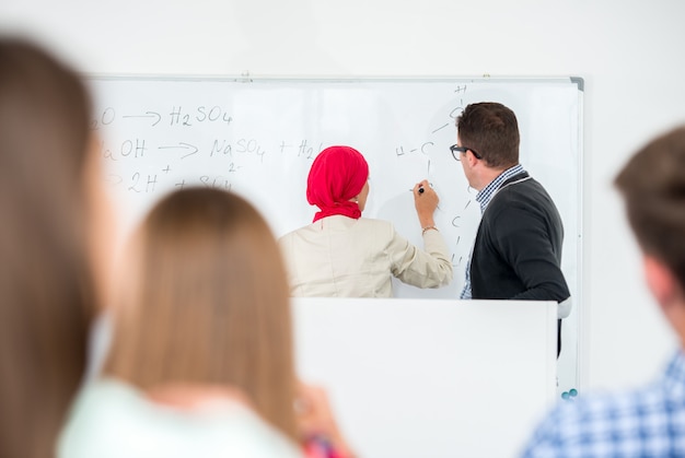 Groep student studeert aan de universiteit