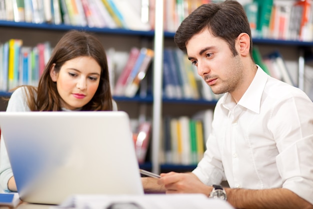 Groep studenten aan het werk in een bibliotheek