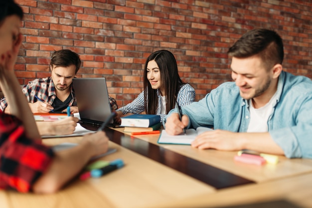 Groep studenten bereidt teamwerkproject voor