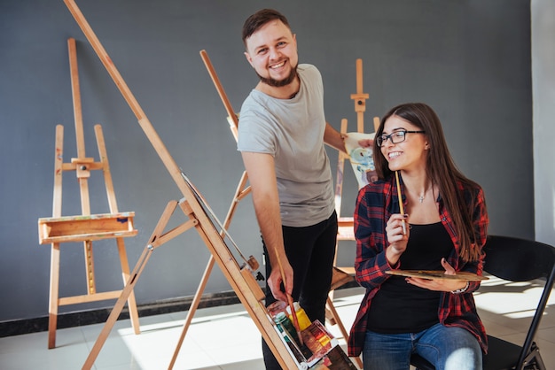 Groep studenten die bij kunstlessen schilderen