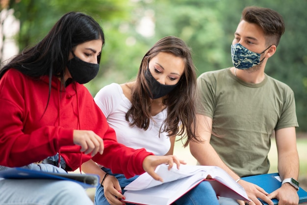 Groep studenten die buiten in een park studeren