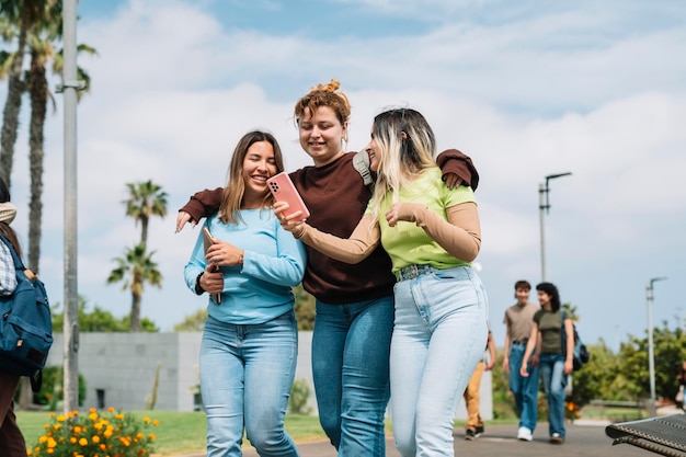 Groep studenten die een foto maken op de campus