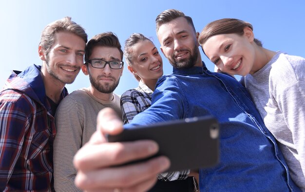 Groep studenten die een selfie maken