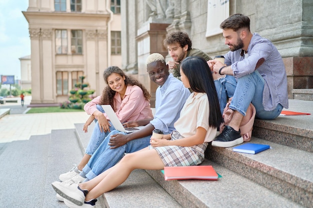 Groep studenten die iets bespreken op de trappen van de universiteit