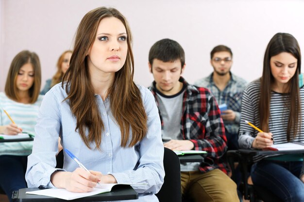 Groep studenten die in de klas zitten