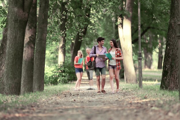 Groep studenten die langs de steegstad Parkphoto lopen met kopieerruimte