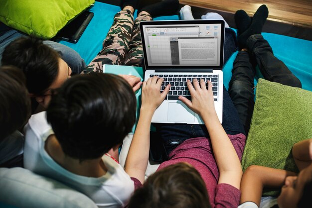 Groep studenten die laptop met behulp van