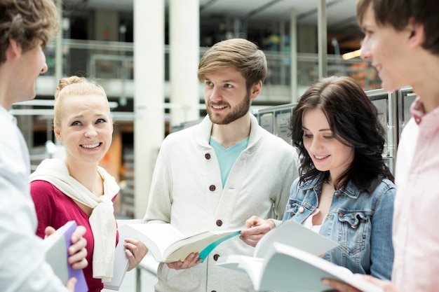 Groep studenten die leren in een universiteitsbibliotheek