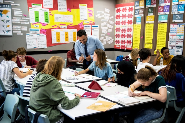 Groep studenten die met hun leraar leren