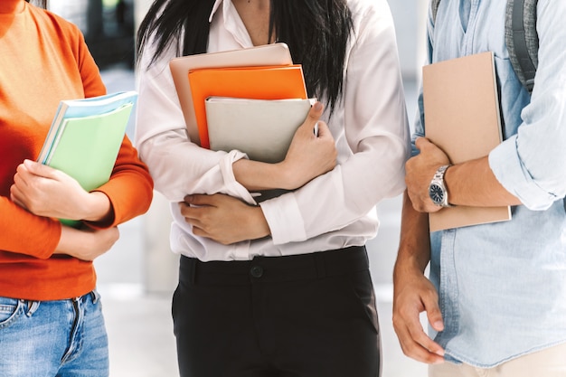 Groep studenten die notitieboekjes in openlucht houden