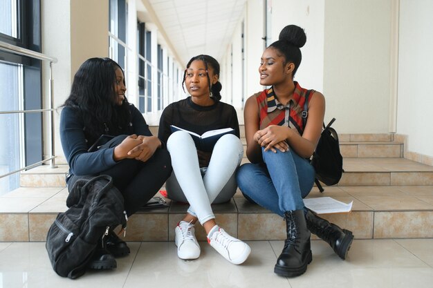 Groep studenten die op stappen zitten