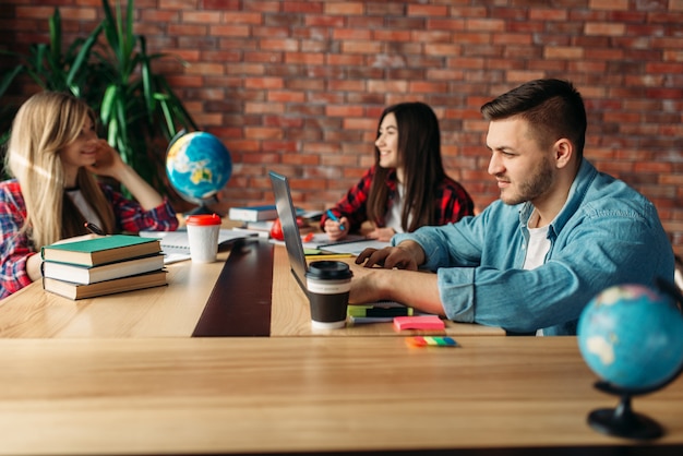 Groep studenten die samen aan de tafel studeren