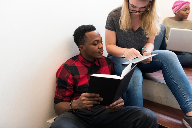 Groep studenten die samen bestuderen