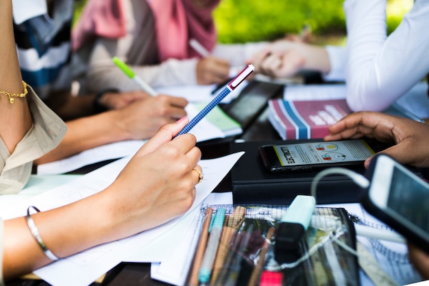 Groep studenten die samen bestuderen