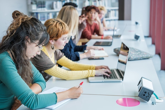 Groep studenten die samen studeren in de bibliotheek