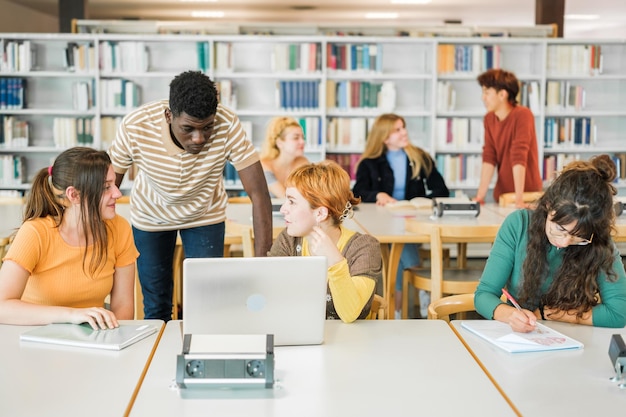 Groep studenten die samen studeren in de universiteitsbibliotheek