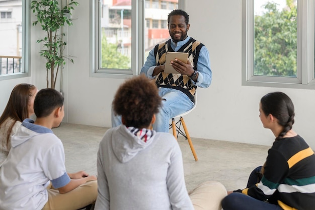 Groep studenten die studeren en spelen met lerarenopleiding en leerconcept