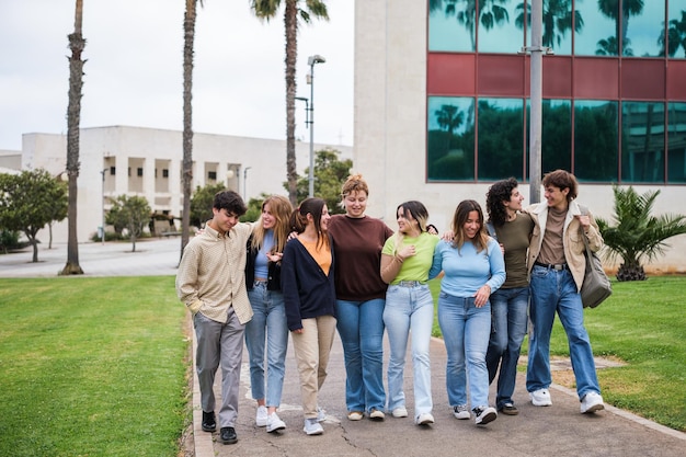 Groep studenten die uitrusten van intense uren studeren en urenlang niet verbonden zijn