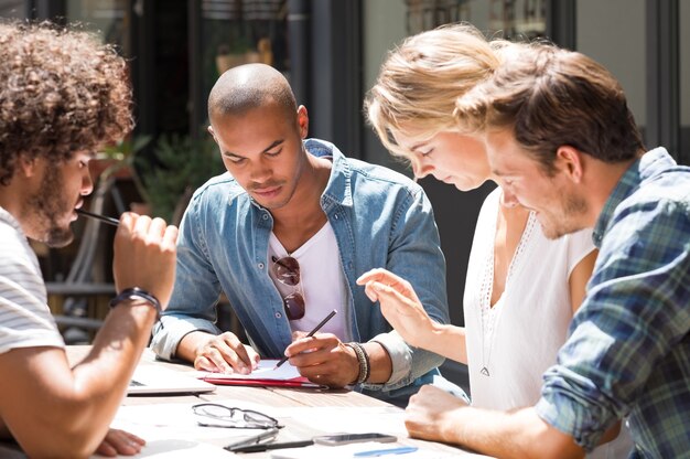 Groep studenten die zich samen voorbereiden op onderzoek